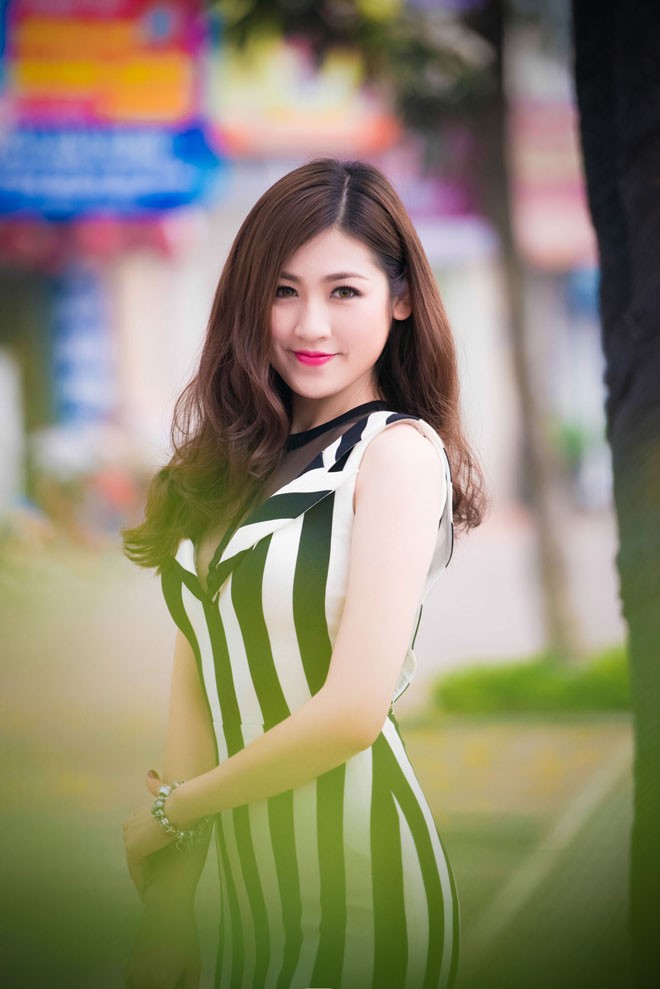 Á hậu Tú Anh hút hồn thả mình trên phố chiều - ảnh 3